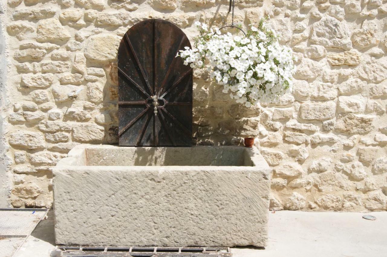 Gites Dans Mas En Pierres Robion en Luberon Esterno foto